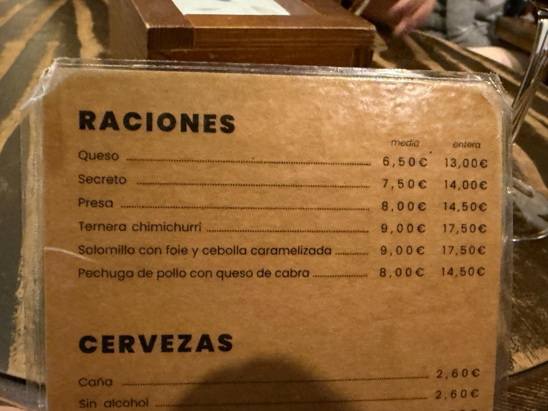 Carta de raciones de Tita Paca con precios de media y entera